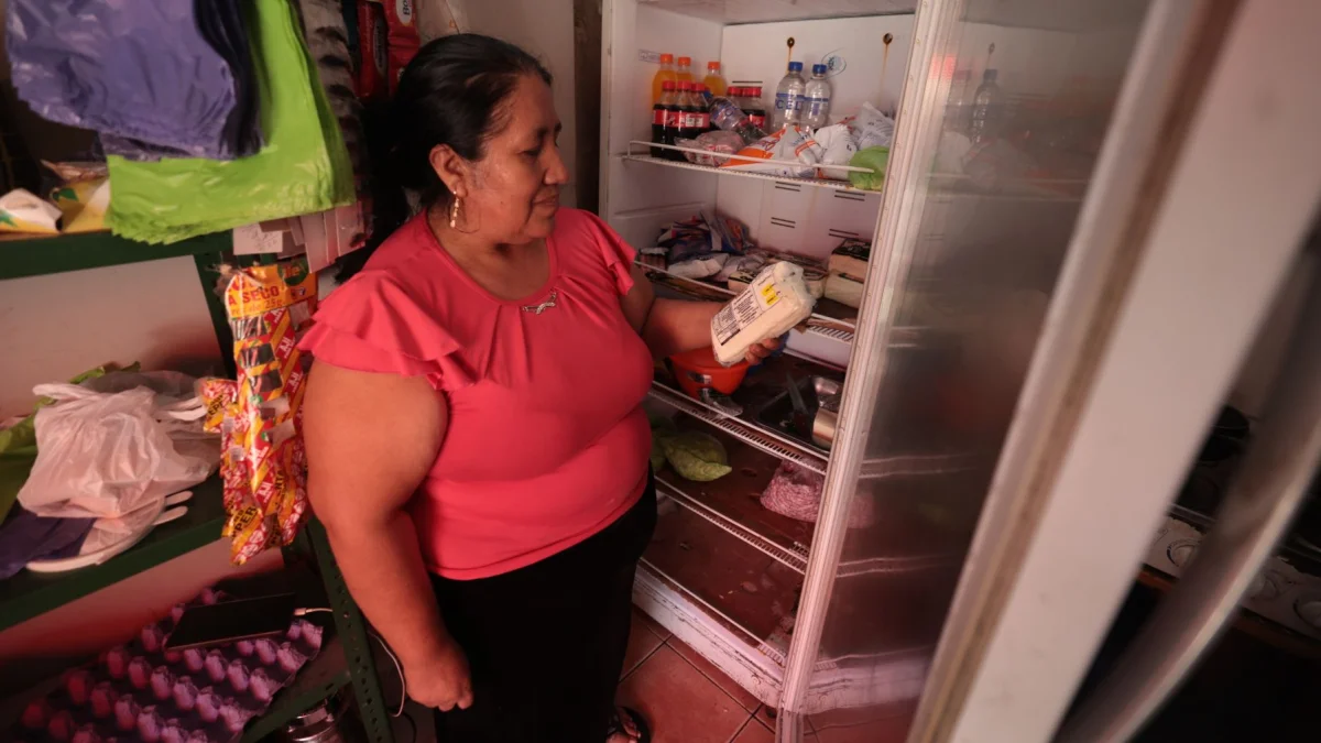 María Guamán perdió los productos que había comprado para la tienda que posee en la ciudadela IETEL, en el norte de Guayaquil.
