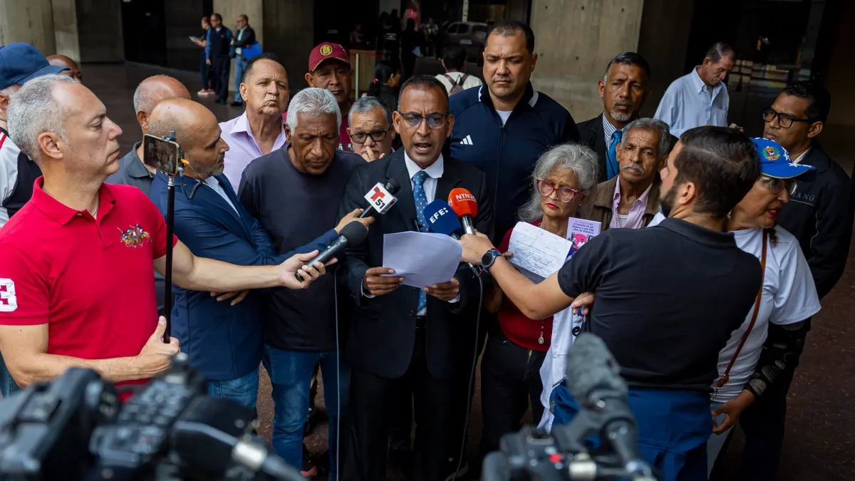 El abogado y expreso político Eduardo Torres (c) indicó que esta denuncia, junto a otras seis exigencias forman parte de un petitorio dirigido a la defensora del Pueblo.