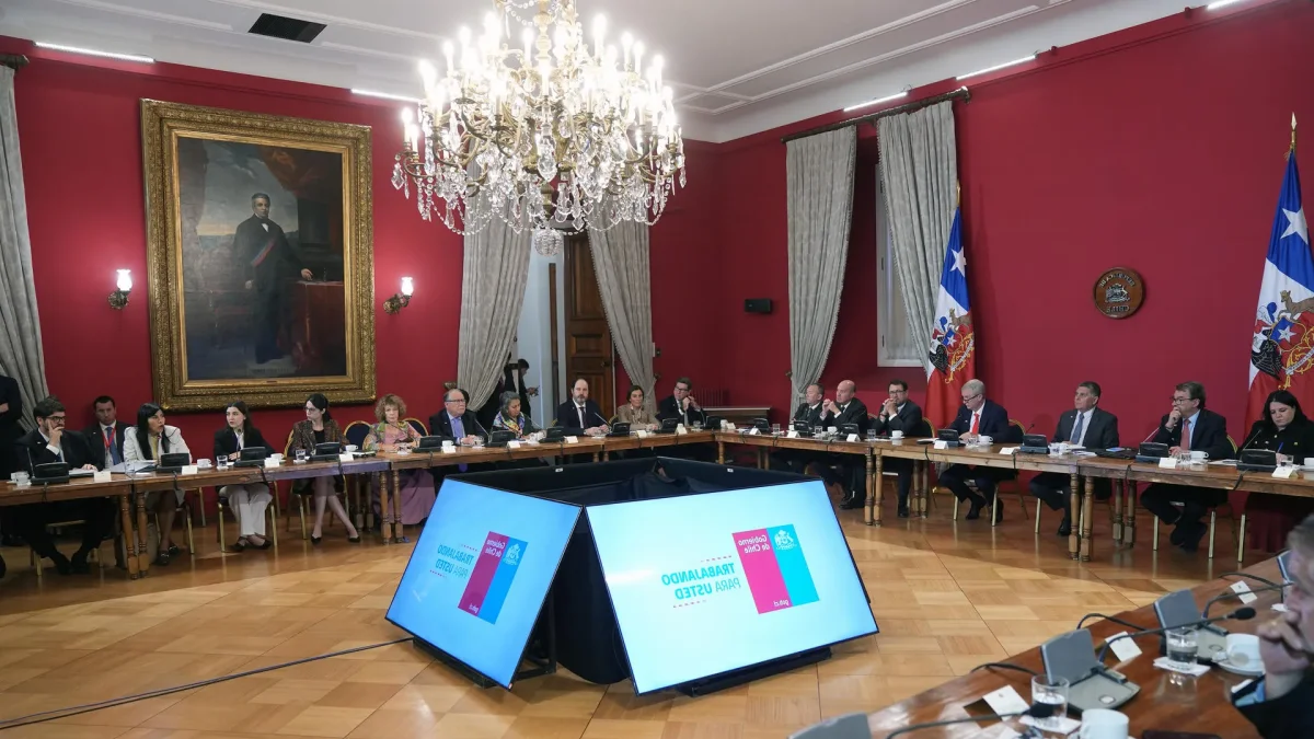 El mandatario José Antonio Kast (4-i), habla durante un consejo de gabinete este lunes, en el palacio de La Moneda, en Santiago (Chile).