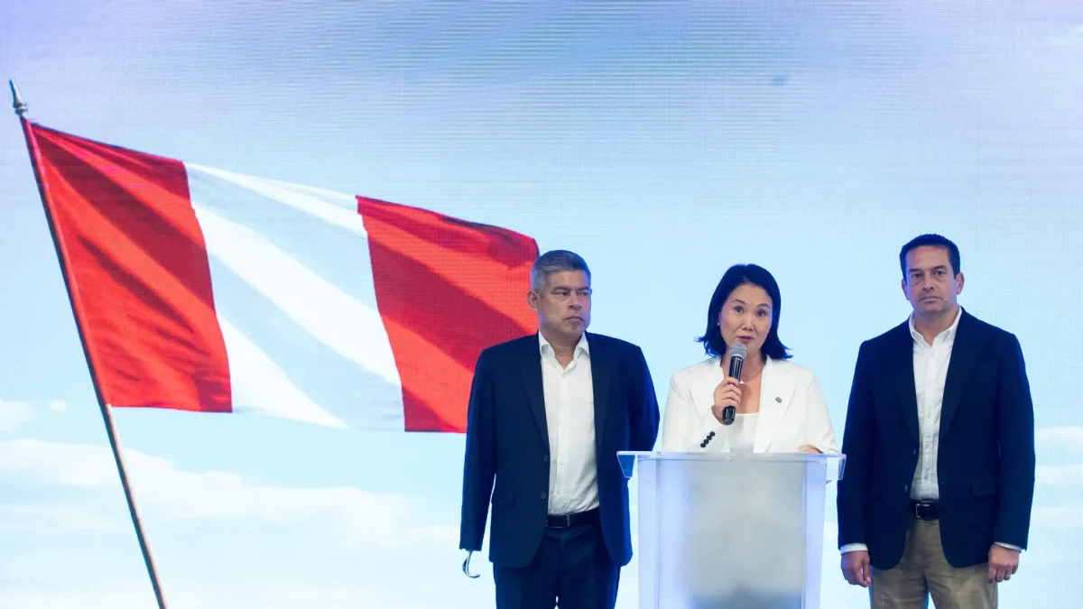 La candidata presidencial Keiko Fujimori habla junto a Luis Galarreta (i), y Miki Torres (d) este lunes, en Lima (Perú).