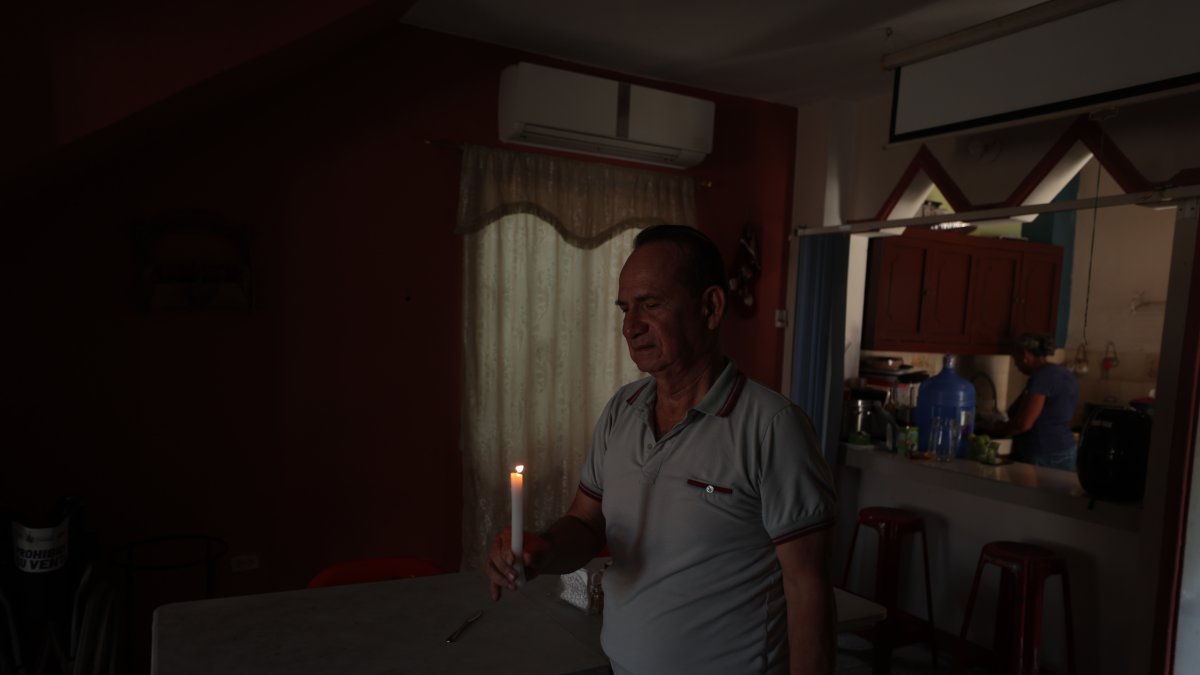 Los habitantes de la ciudadela Ietel, en el norte de Guayaquil, volvieron a utilizar velas ante la falta imprevista de energía eléctrica.