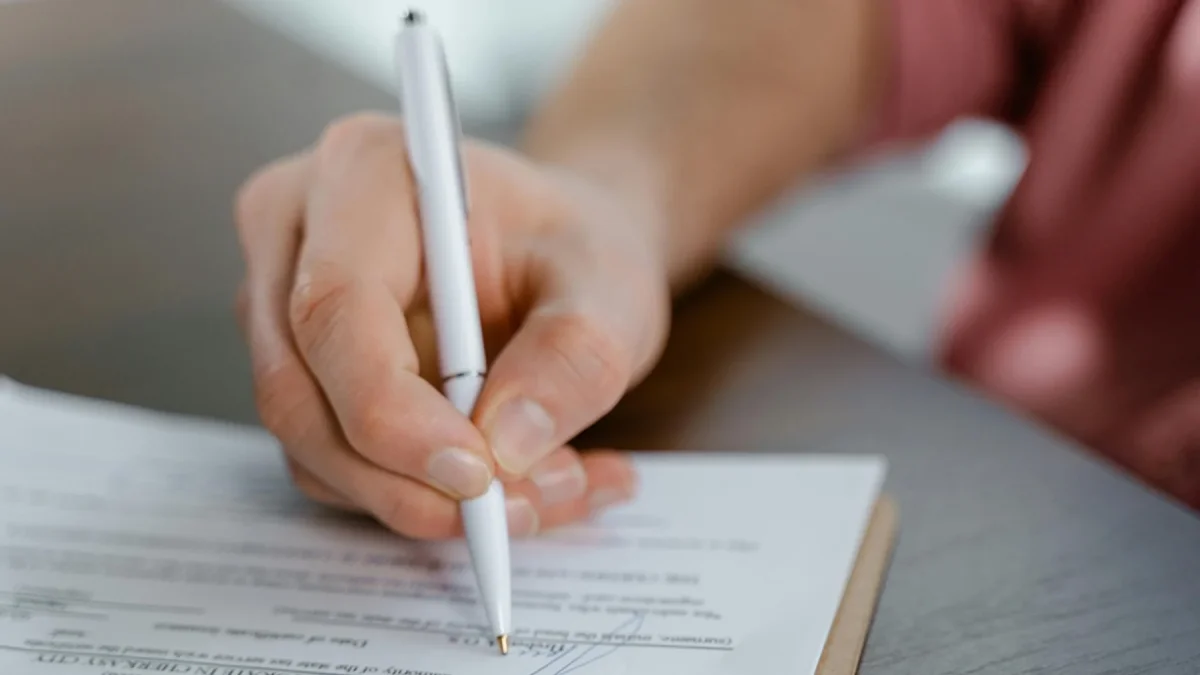 Firma de documento de contratación de servicio.