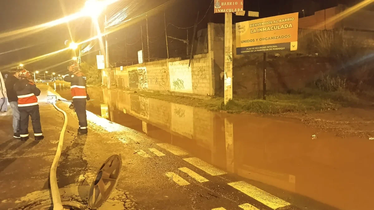 Las fuertes lluvias provocaron inundaciones en varios sectores de Quito, afectando viviendas y vías principales.