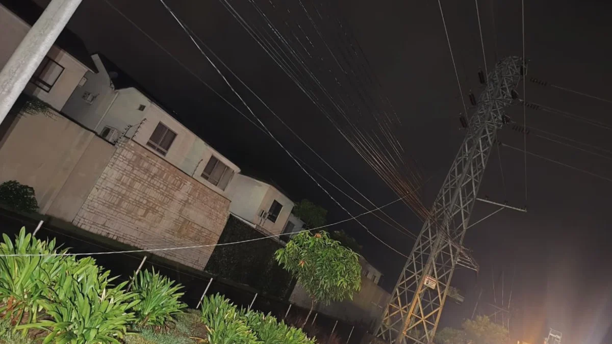 Torres de transmisión en Samborondón, donde CNEL reportó cortes de energía este 14 de abril.