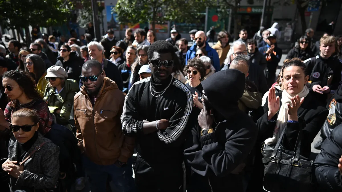 Colectivos antirracistas y de migrantes de Madrid se concentran en la plaza de Lavapiés.