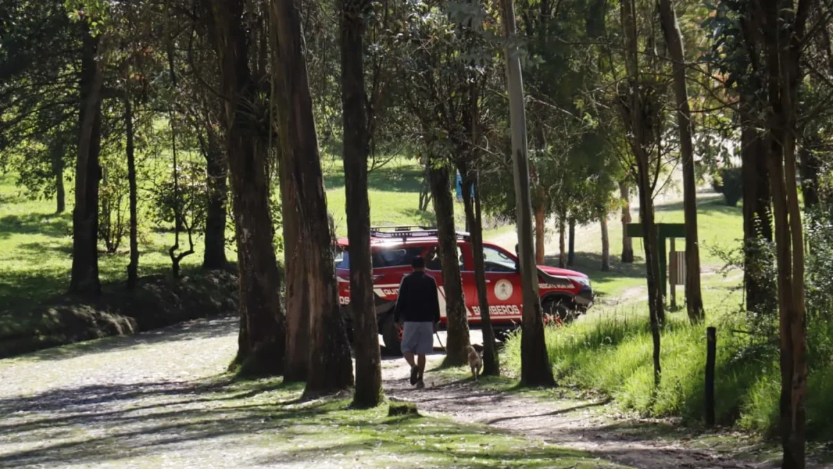 Bomberos y Policía Nacional refuerzan el operativo de búsqueda en el Parque Metropolitano de Quito.