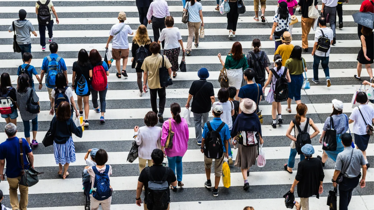 Referencial. Migrantes cruzan una avenida en España, en medio del proceso de regularización anunciado para medio millón de personas.