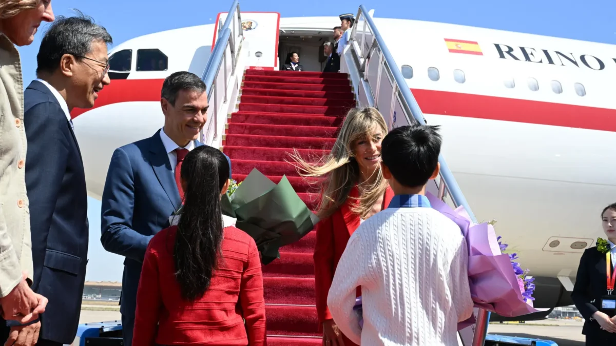 El jefe del Gobierno español, Pedro Sánchez, acompañado de su mujer, Begoña Gómez, llega este sábado a Pekín.