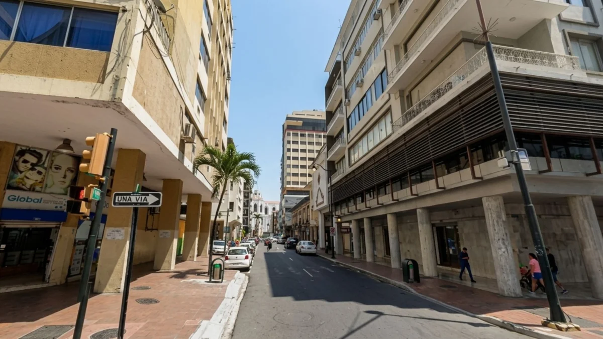 En la esquina de Escobedo y Luque se produjo el conato de incendio, que fue controlado por los bomberos de Guayaquil.