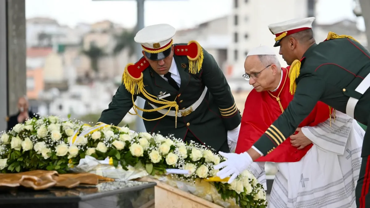 El papa León XIV coloca una corona de flores en el Monumento a los Mártires Maqam Echahid en El Madania, cerca de Argel, Argelia.
