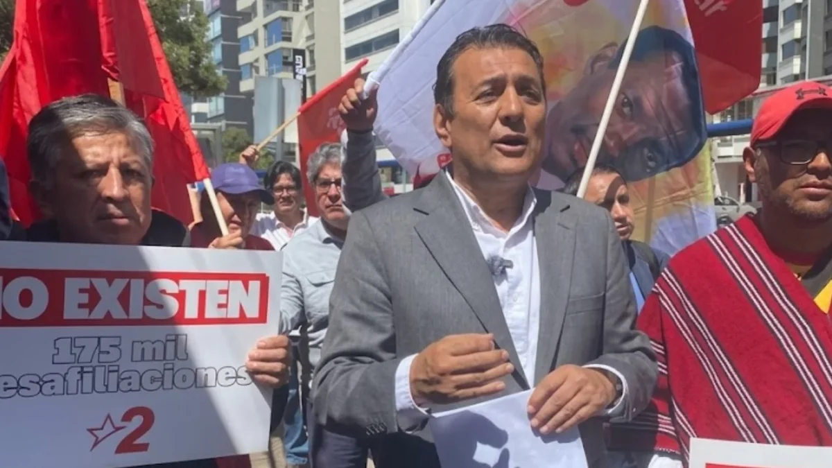 Geovanni Atarihuana, junto a otros dirigentes de Unidad Popular, en rueda de prensa dijo que no tienen ni 1 % de desafiliaciones, según el mismo CNE.