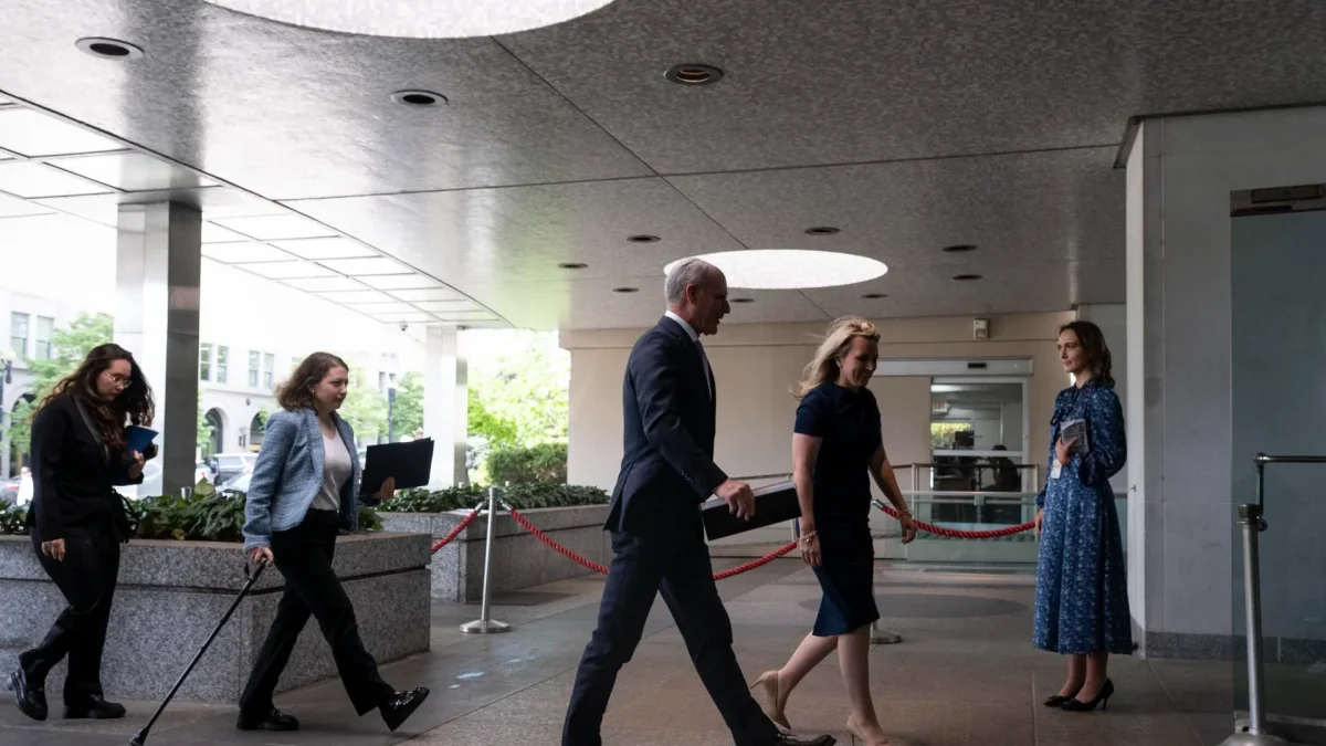 El embajador de Israel en EE.UU., Yechiel Leiter (C), llega antes de las conversaciones de paz entre Israel y Líbano al Departamento de Estado, en Washington.