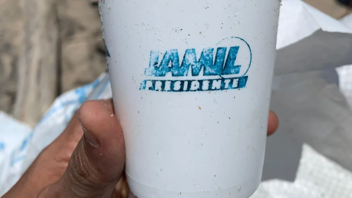 Este vaso de la campaña del expresidente Jamil Mahuad, de 1998, fue encontrado durante una actividad de limpieza que organizó la fundación Mingas por el Mar.