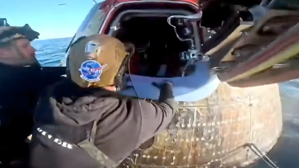 Personal de recuperación abre la escotilla de la cápsula Integrity tras el amerizaje de la misión Artemis II.