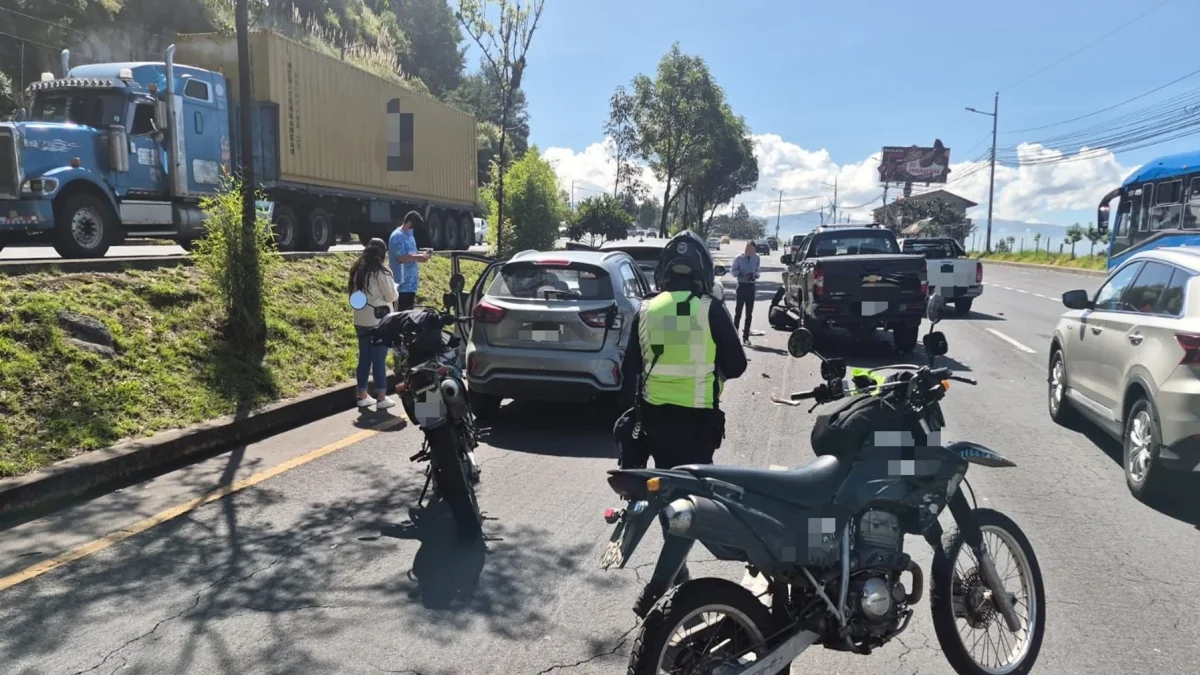 Cinco autos se accidentaron por un choque en la avenida Simón Bolívar.