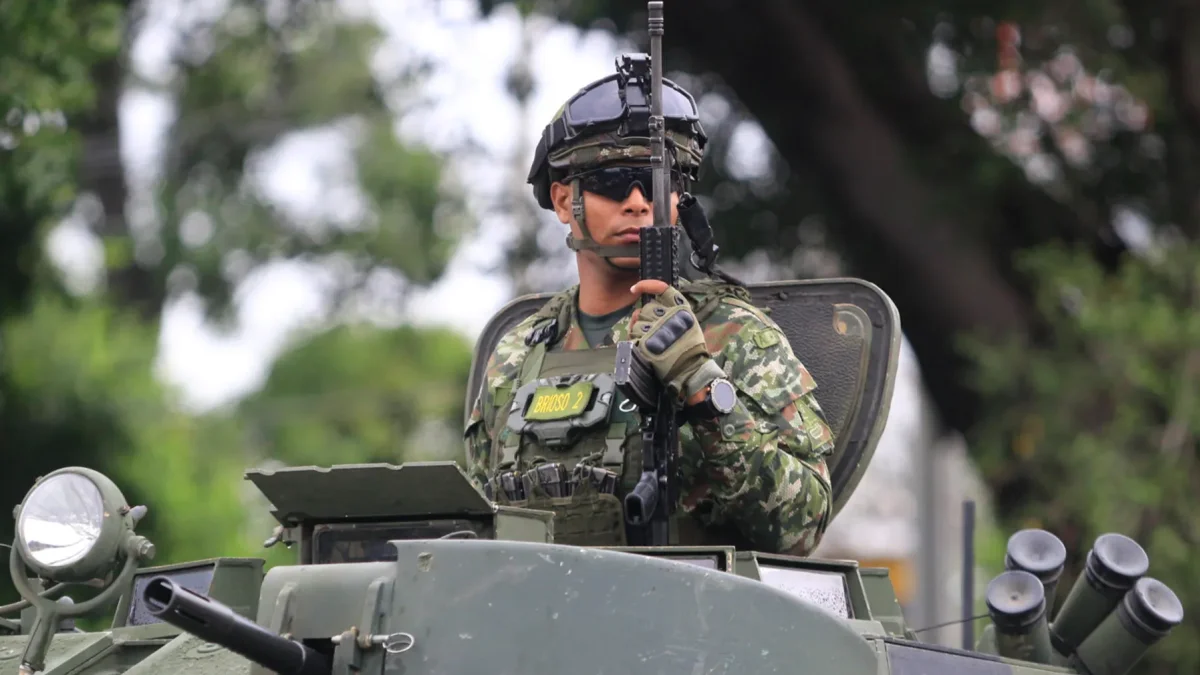 Integrante del Ejército de Colombia vigilando el Puente Internacional Simón Bolívar (Colombia).