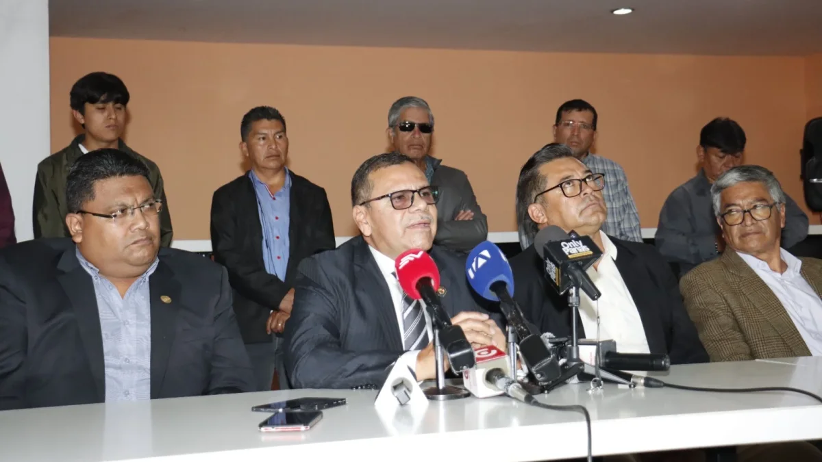 El gremio del transporte público y comercial de Pichincha rechazó el reciente alza del precio de diésel.