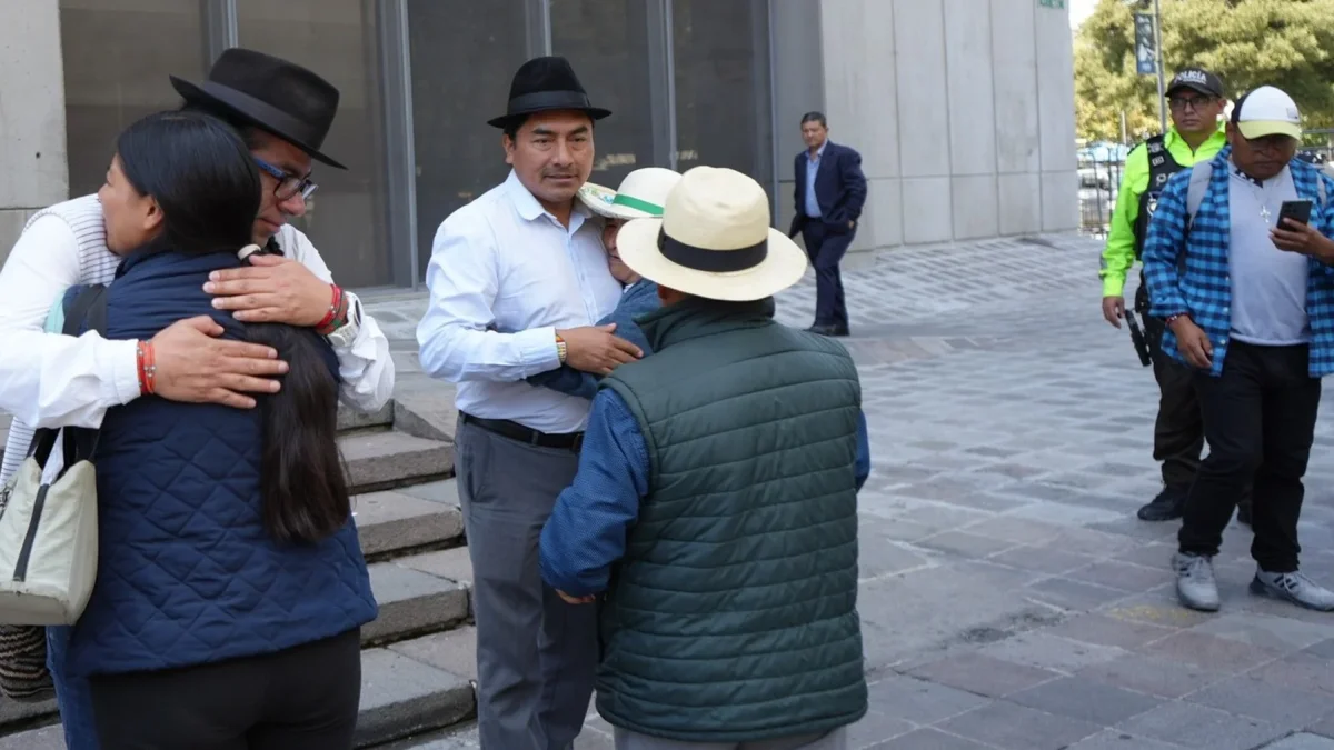 Leonidas Iza, presidente de la Ecuarunari, criticó los intentos de cancelación de partidos políticos en el CNE y culpó al Gobierno.