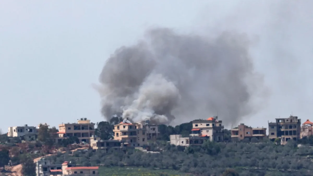 Una densa columna de humo se eleva tras un ataque aéreo israelí en la aldea de Bent Jbeil, en el sur del Líbano, el 14 de abril de 2026.