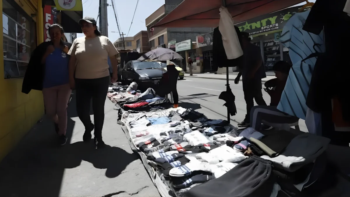 Las ventas informales se convierten en una salida para quienes enfrentan el aumento de costos y la falta de oportunidades laborales.