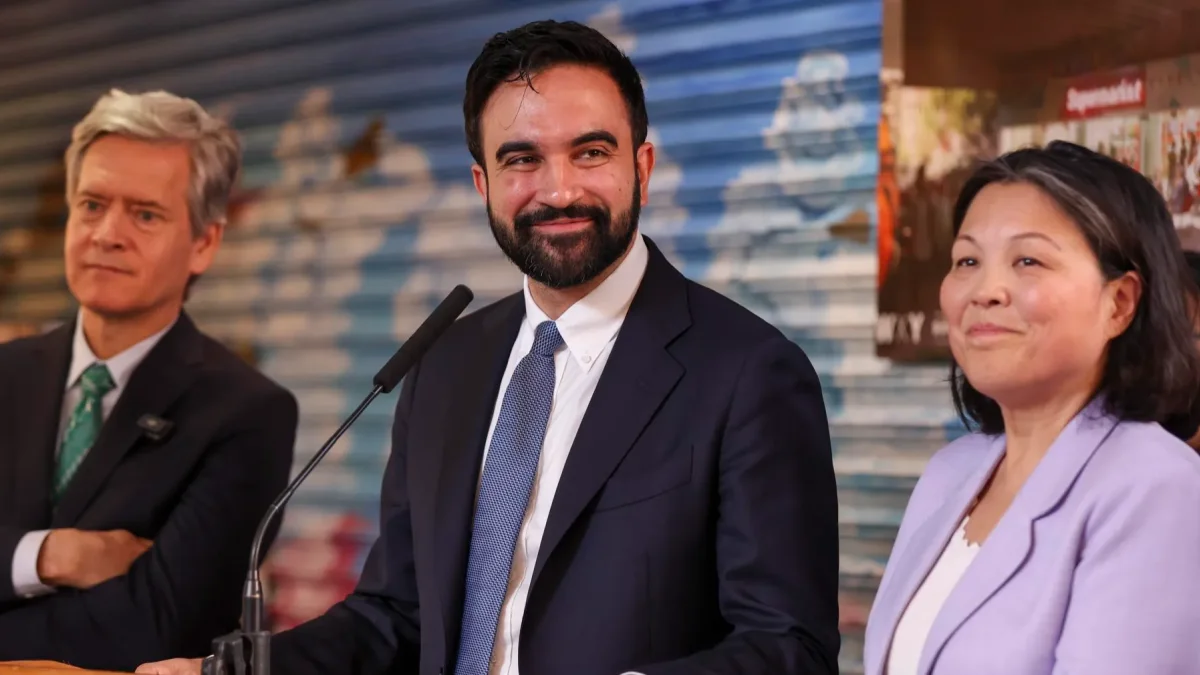 El alcalde de Nueva York, Zohran Mamdani (C), durante una conferencia de prensa en La Marqueta en Nueva York, Estados Unidos, 14 de abril de 2026.