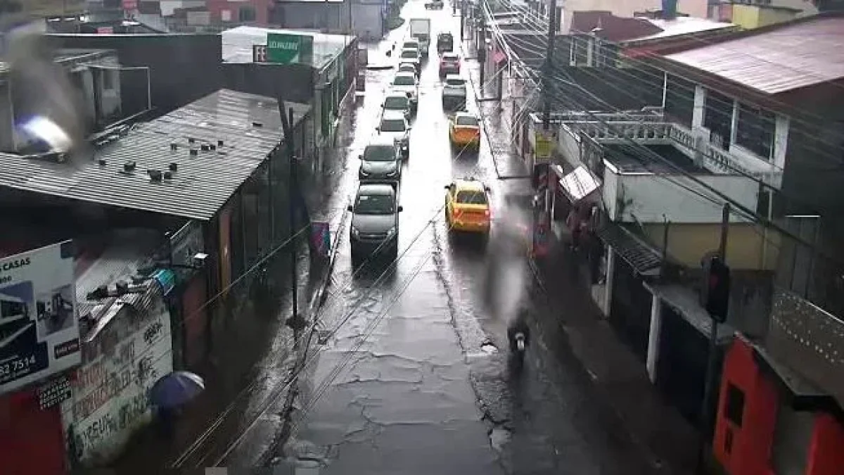 Una intensa lluvia se registró en Quito el 14 de abril. En algunas zonas cayó granizo.
