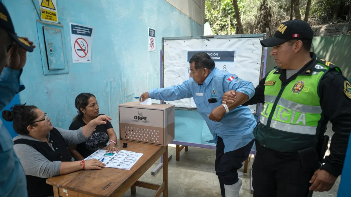 Un integrante del Serenazgo de Perú con movilidad reducida vota este lunes, en el distrito de San Juan de Miraflores en Lima (Perú).