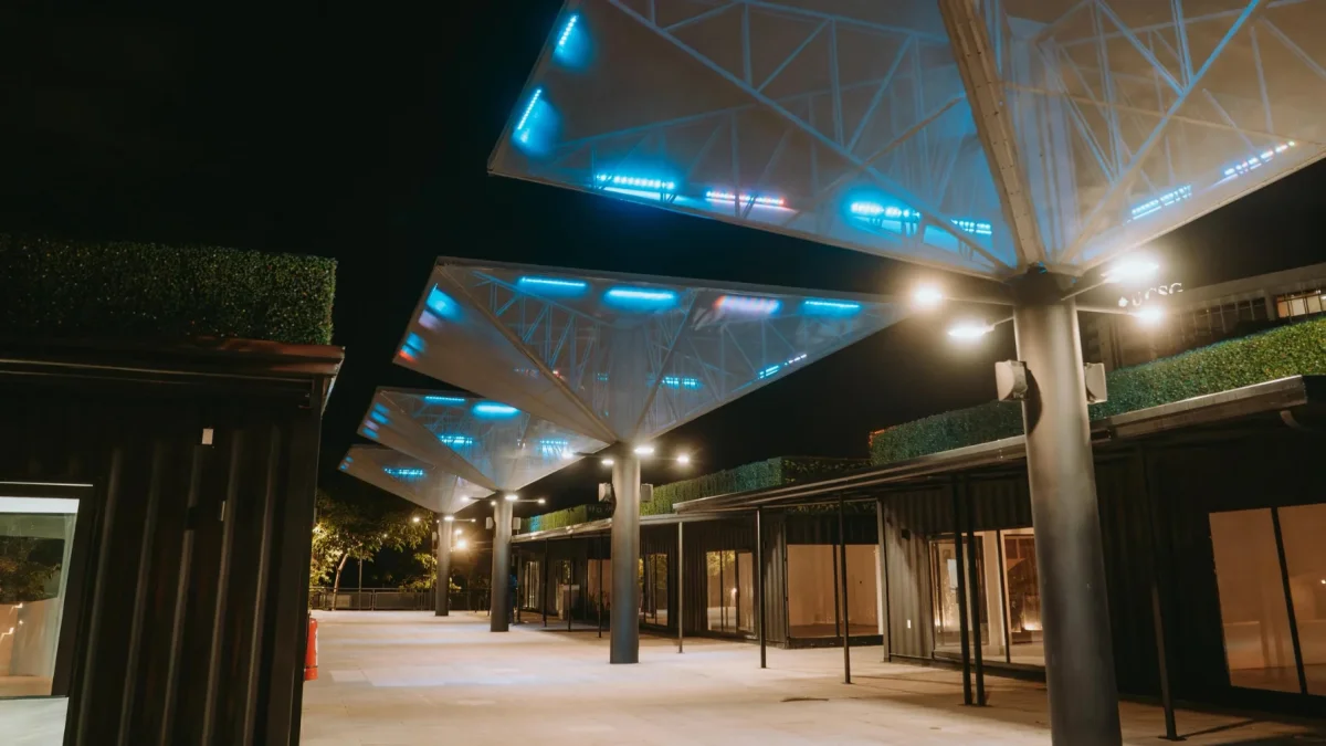 La intervención se centró en recuperar la infraestructura del complejo, incluyendo mejoras en los 17 locales comerciales ubicados sobre la avenida Carlos Julio Arosemena