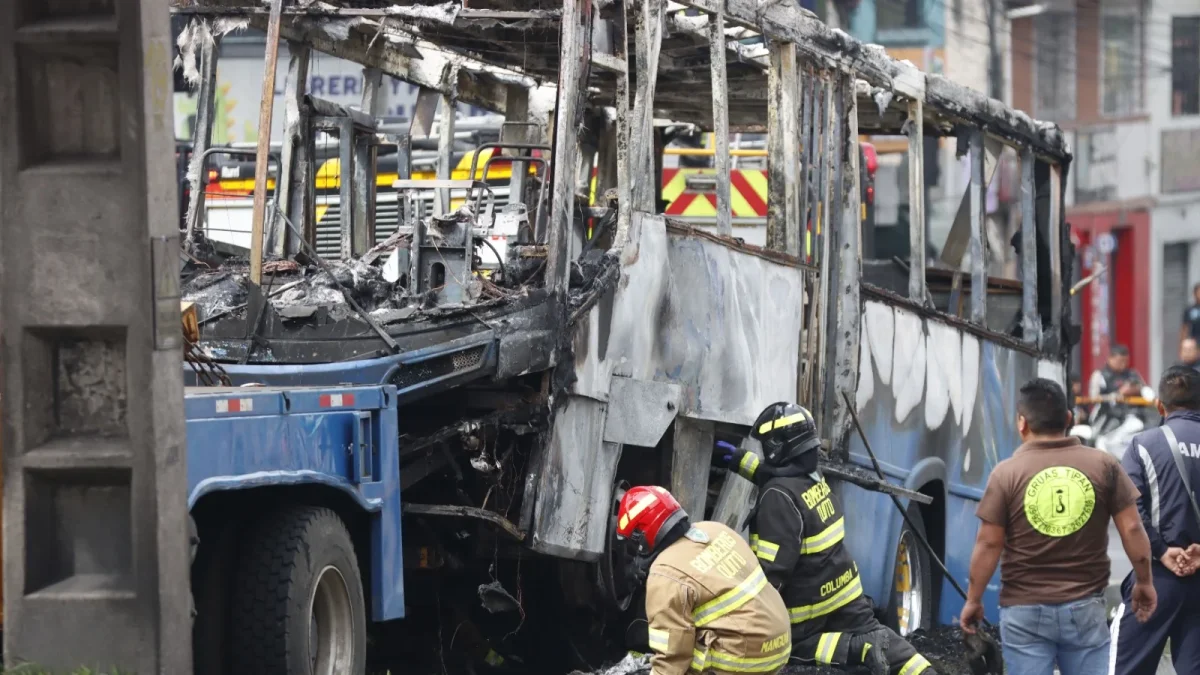 El 2 de abril de 2026, un bus se pasó el semáforo en rojo y arrolló a una motocicleta y sus ocupantes.