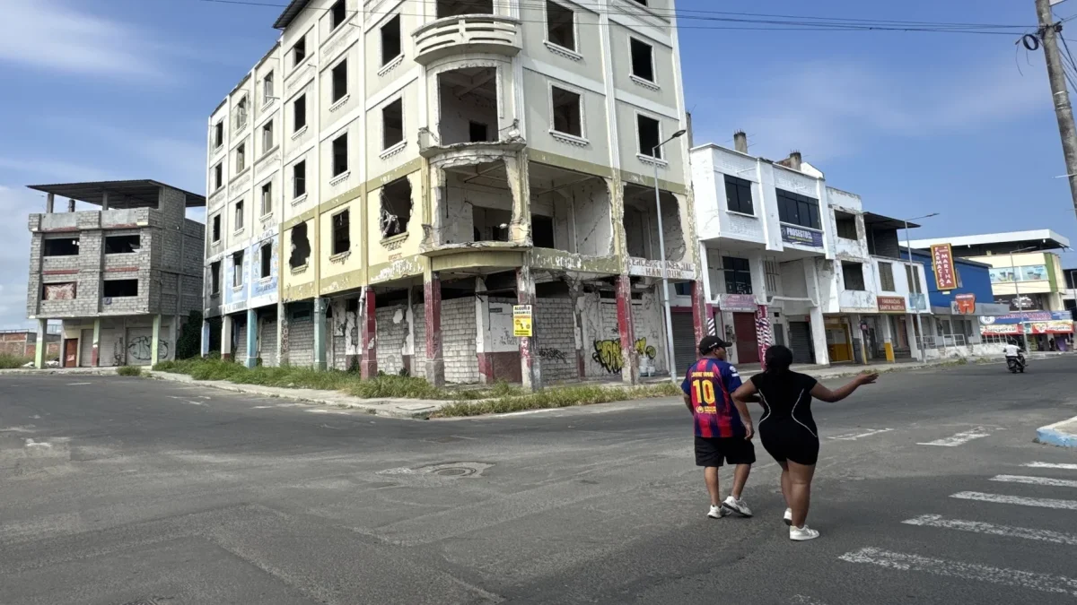 1. Abandono. Una de las infraestructuras que aún se mantiene en pie tras el sismo.