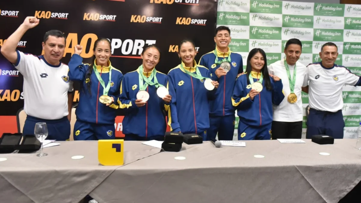 Con las medallas colgadas de sus cuellos, los andarines nacionales arribaron a Quito