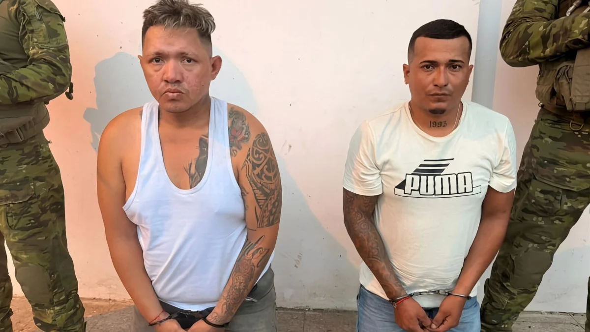 Alias Gordo Danny (izquierda) y Puppy fueron detenidos por militares en Calceta. El Ministerio de Defensa asegura que son miembros de la banda criminal Los Choneros.