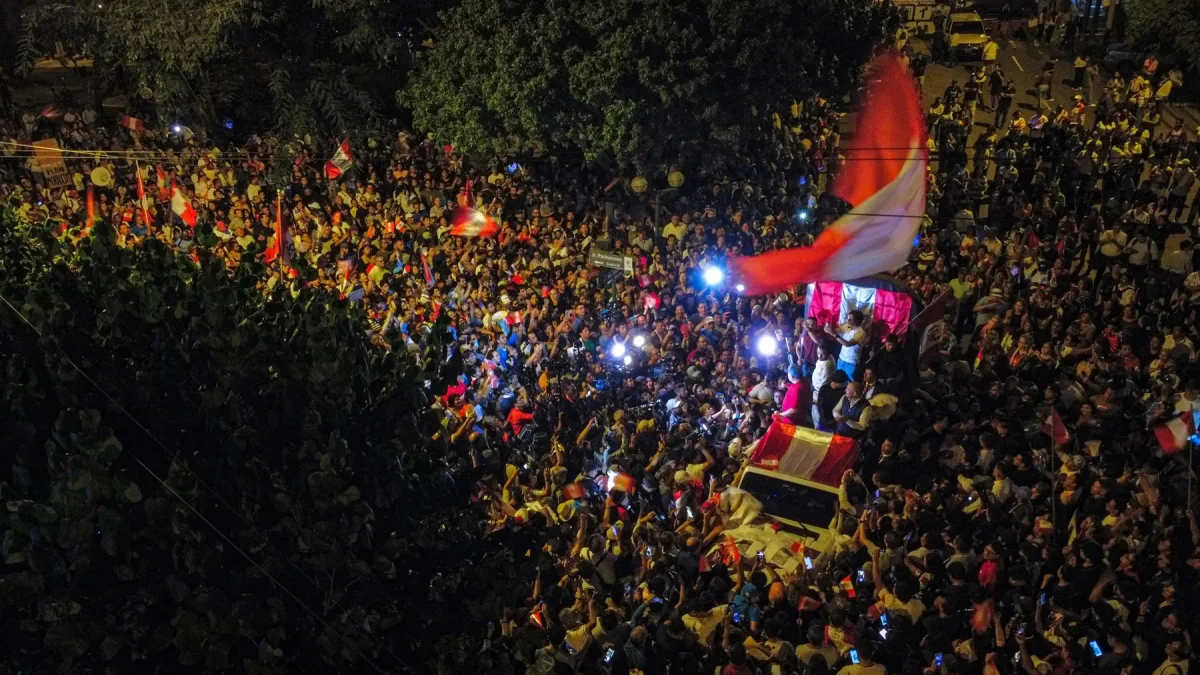 Fotografía aérea que muestra al candidato presidencial peruano ultraconservador Rafael López Aliaga durante una manifestación este martes 14 de abril en Lima.