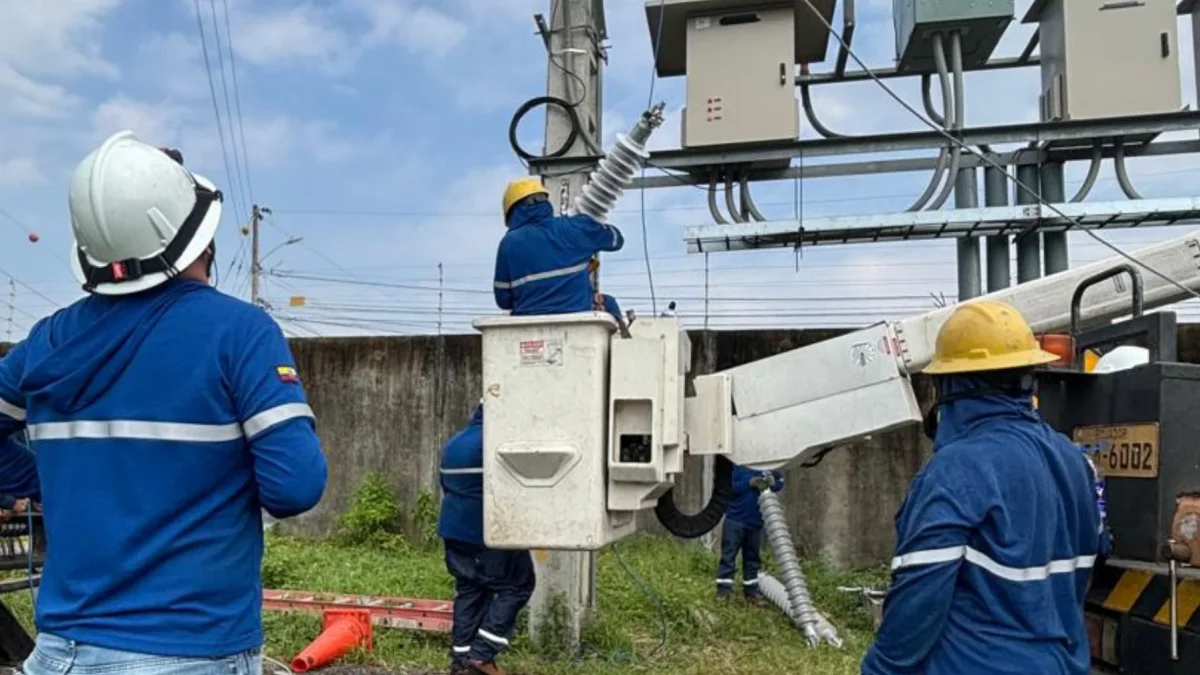 Técnicos de CNEL realizan mantenimiento en la subtransmisión de Pascuales.