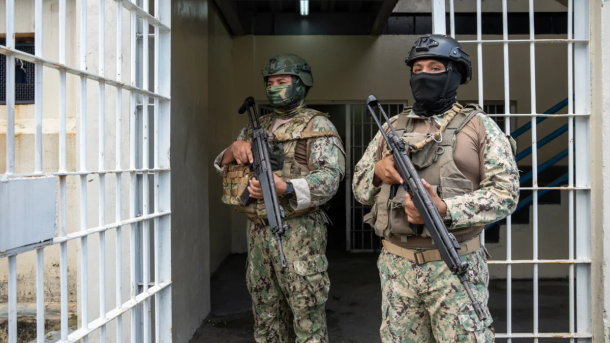 Referencial. Agentes resguardan el acceso a la Cárcel del Encuentro tras el fallecimiento del interno vinculado al ataque a TC