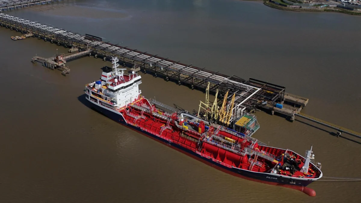 Referencial. Vista aérea de un buque atracado en un puerto industrial, en medio de las tensiones por el bloqueo comercial en Irán.