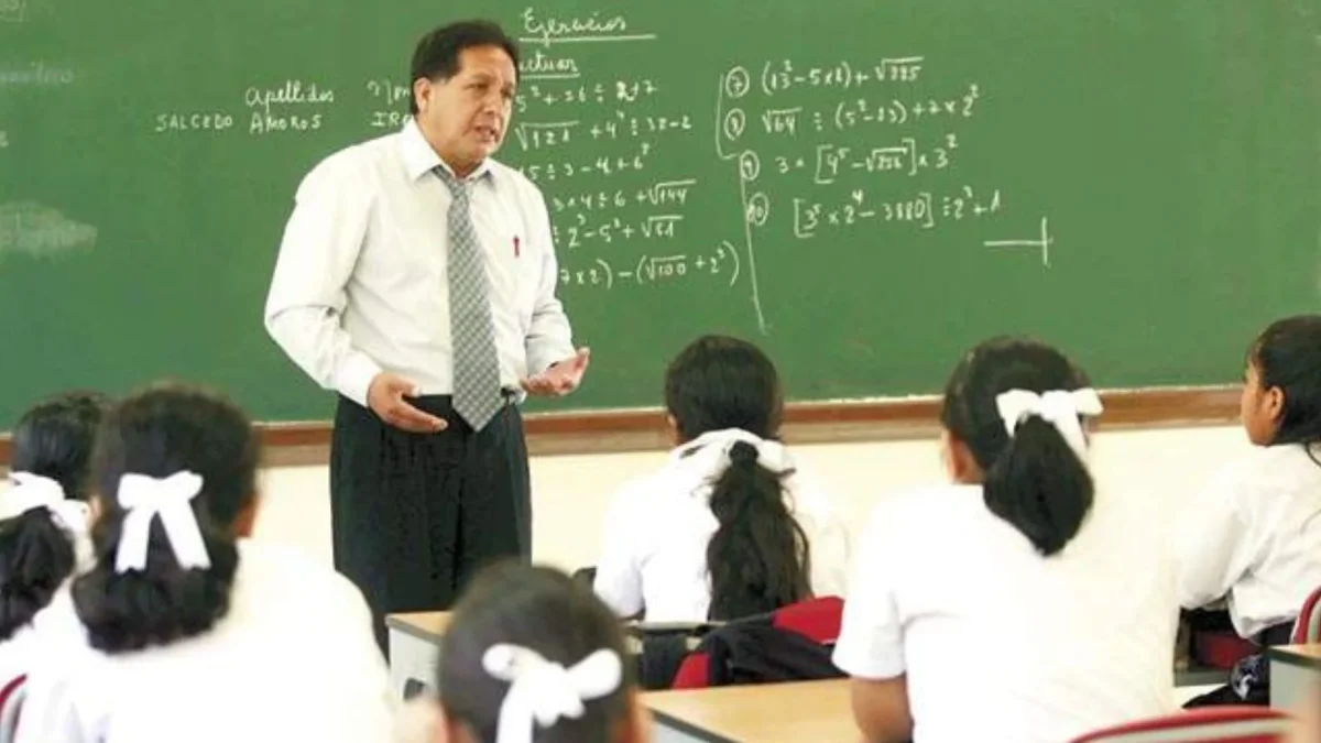 El maestro no solo debe ser visto como alguien que transmite conocimientos sino, también, como guía moral y ejemplo de vida.