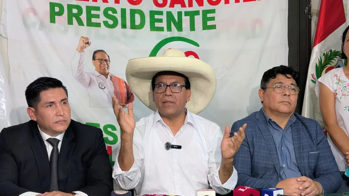 El candidato a la presidencia de Perú del partido Juntos por el Perú, Roberto Sánchez (c), habla durante una rueda de prensa en Lima (Perú).