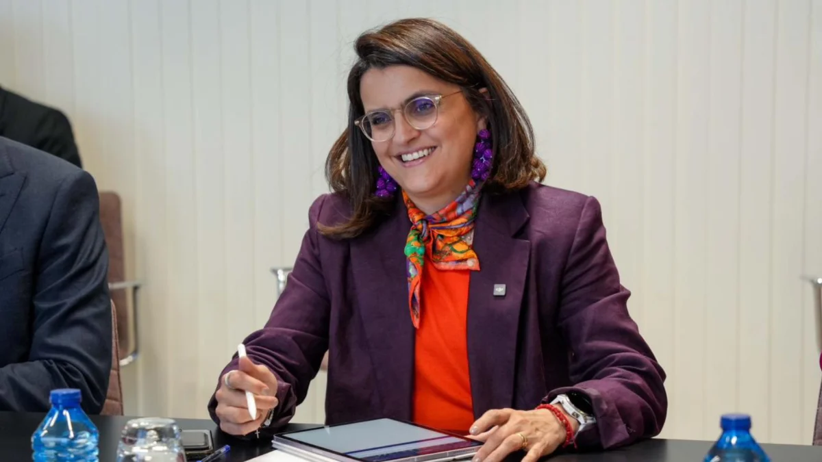 María José Pinto durante actividades oficiales en España mientras en Ecuador se difundían los comunicados sobre despidos en salud.