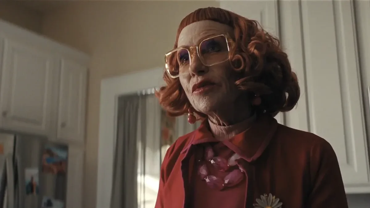 El personaje de Amy Madigan, la tía Gladys quien tuvo su debut en 'Weapons' regresará para una precuela.