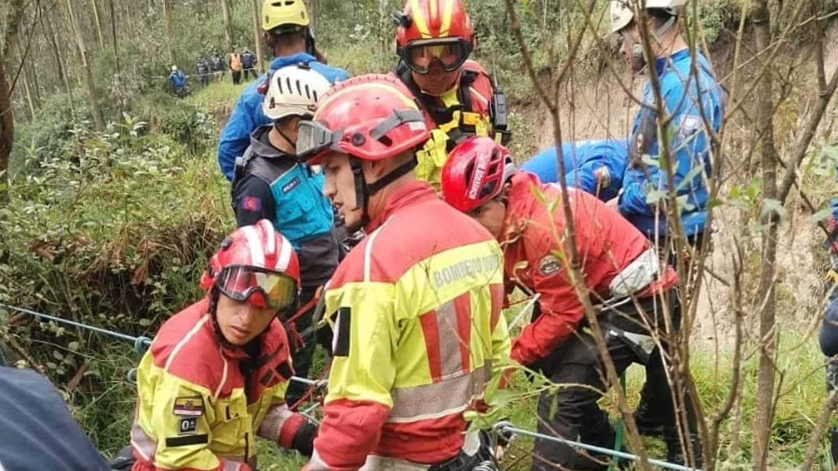 Unidades especializadas ejecutan labores de recuperación en una cascada de alta complejidad para rescatar el cuerpo de Gregory Krupa.