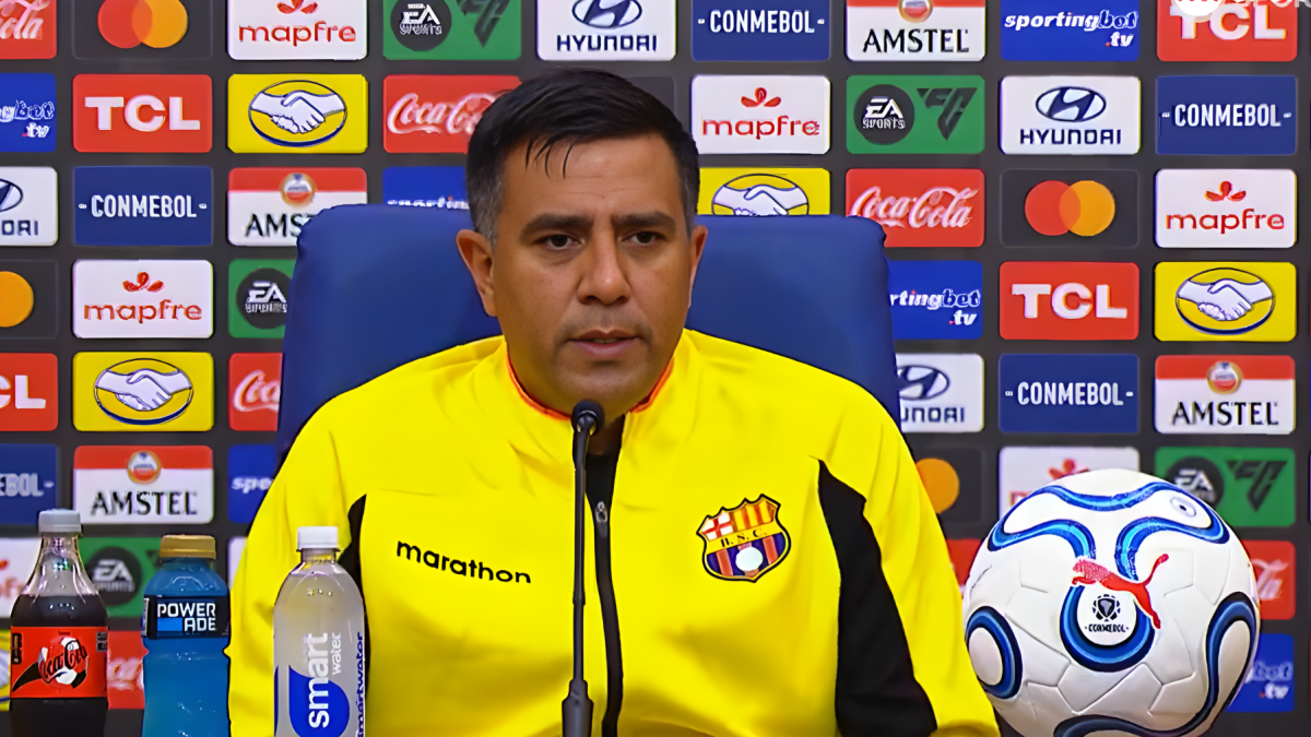 César Farías, entrenador de Barcelona, durante la rueda de prensa.