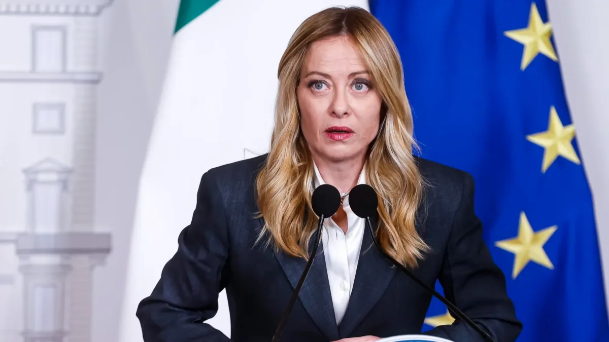 La primera ministra italiana, Giorgia Meloni, asiste a una rueda de prensa en el Palazzo Chigi de Roma, Italia, el 15 de abril de 2026.