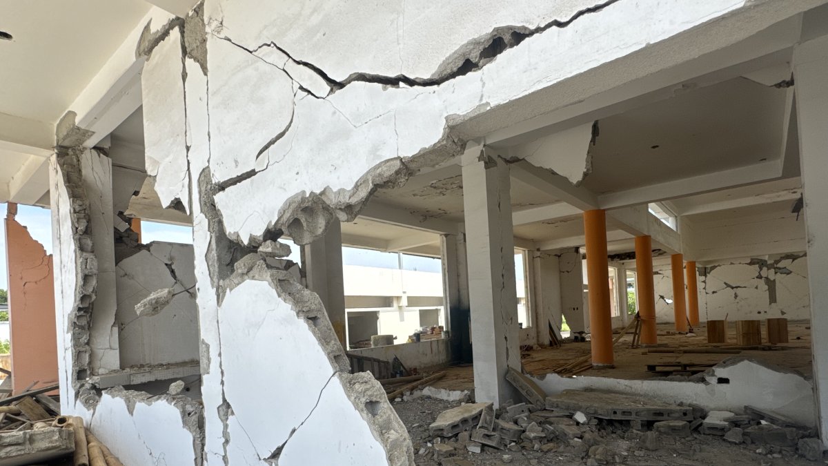 Aún en ruinas continúa el edificio de lo que fue la emblemática Unidad Educativa Eloy Alfaro, en Bahía de Caráquez, cantón Sucre, norte de Manabí