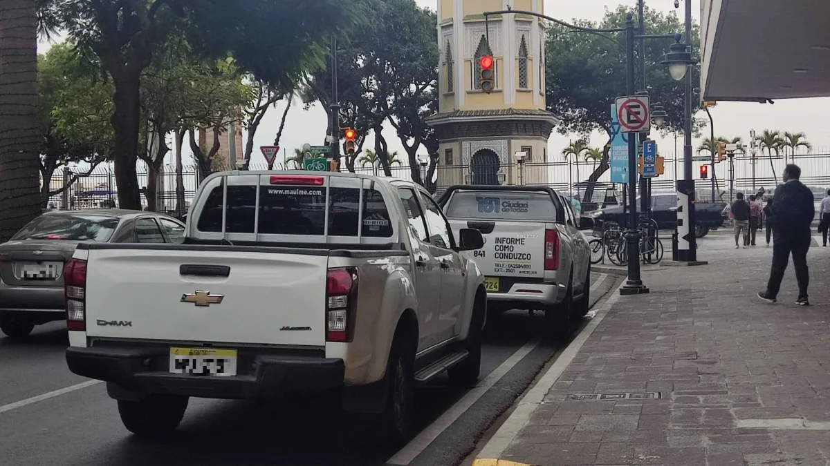 Vehículos del Municipio de Guayaquil han estado vinculados a irregularidades como el estacionamiento en zonas prohibidas.