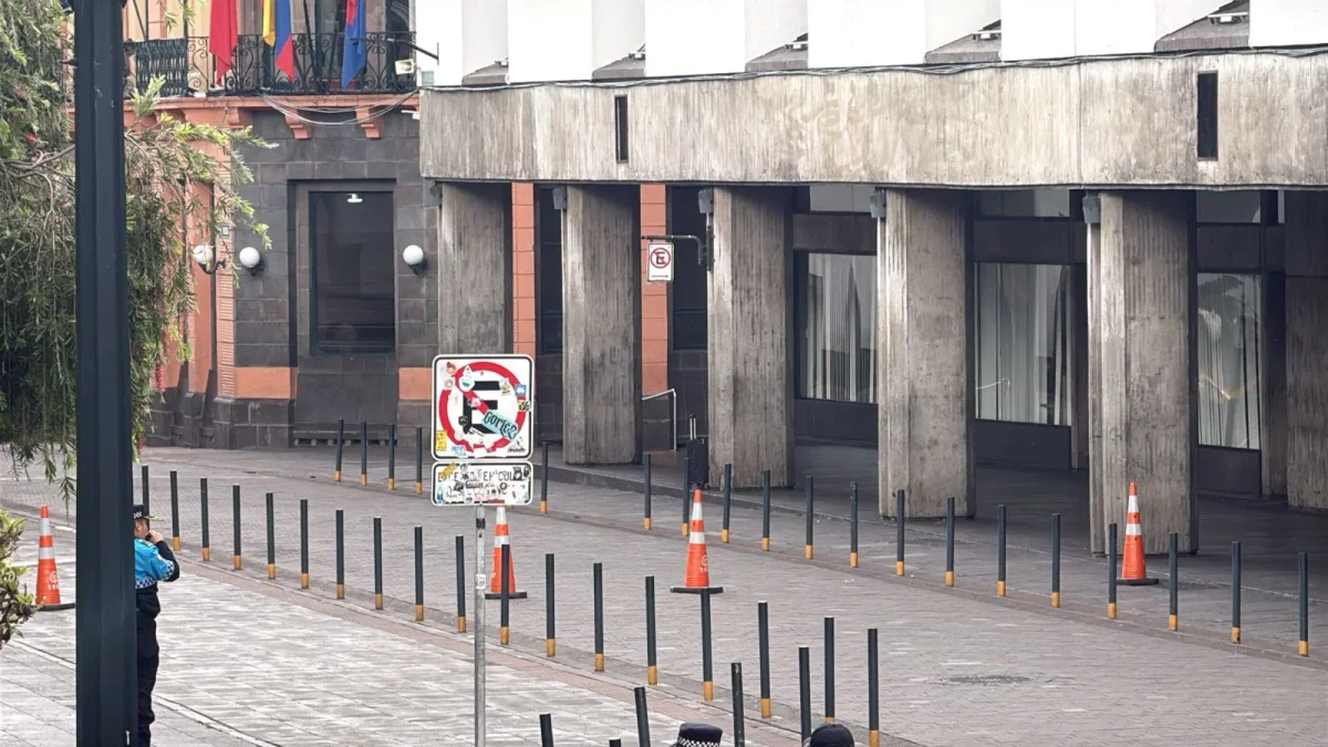 La maleta fue abandonada en el hall del ingreso al Palacio Municipal.