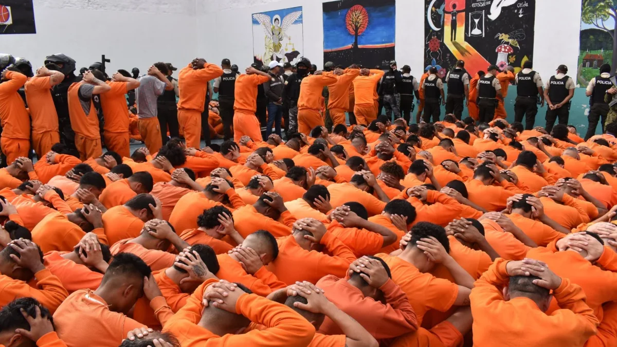 Trasladan 300 presos desde la cárcel de Imbabura N.°1 para reducir hacinamiento penitenciario.