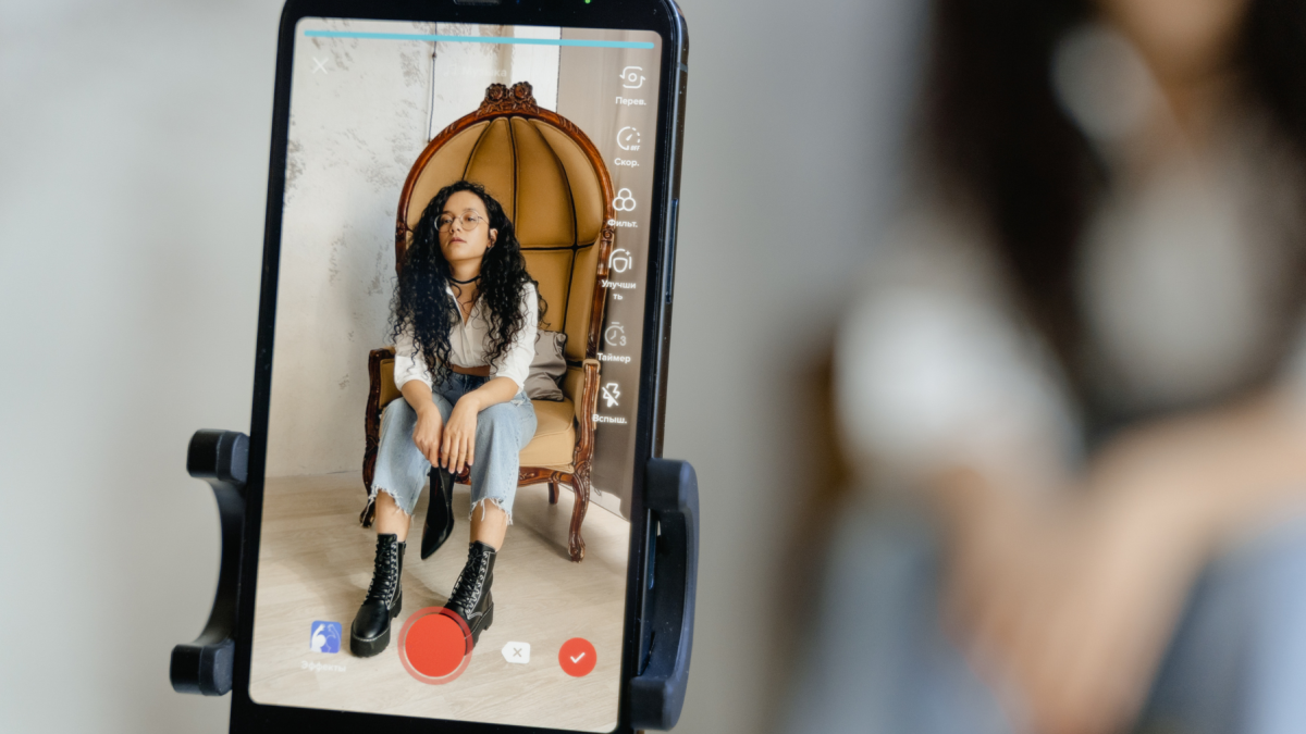 Las marcas ya no compiten por transmitir información, sino por generar interacción y convertirse en parte de la cultura juvenil.