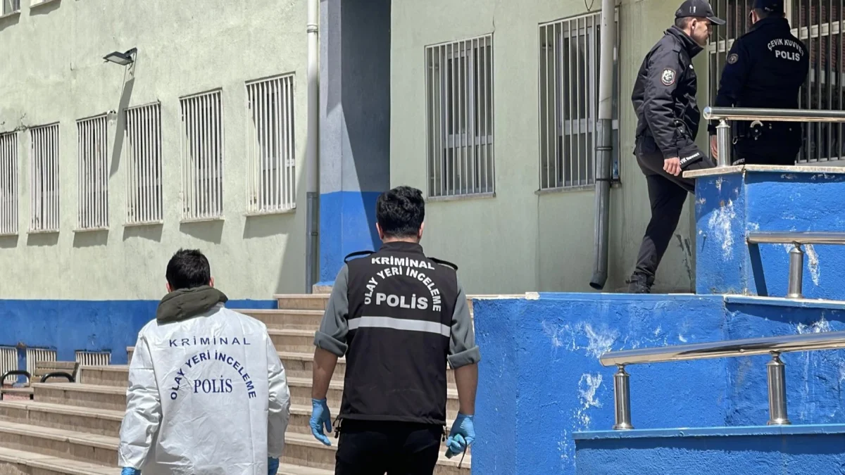 La policía turca investiga el tiroteo que tuvo lugar en una escuela en el distrito de Siverek de Sanliurfa, Turquía, el 14 de abril de 2026.