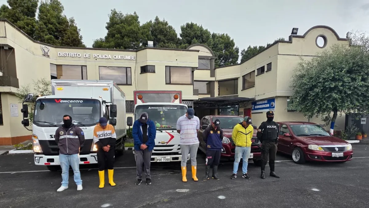 Cinco delincuentes fueron capturados en el sur de Quito tras simular operativos policiales para robar camiones.